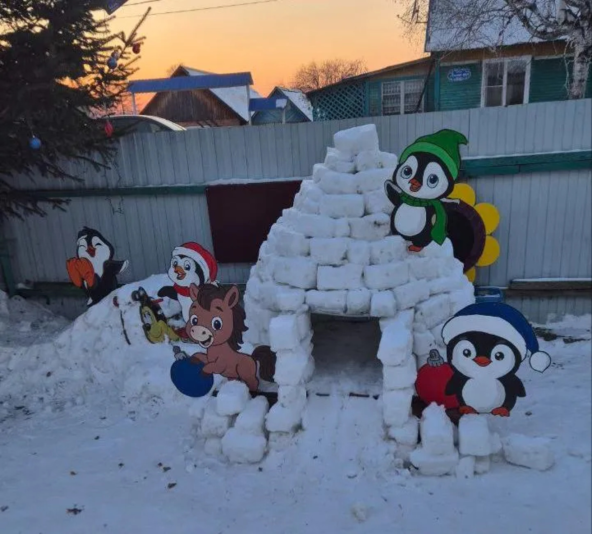 Зимнюю сказку создают в своих дворах жители Хабаровского края 