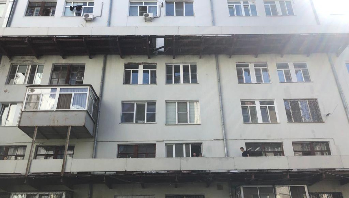 В Хабаровске под жителем старого дома провалился балкон