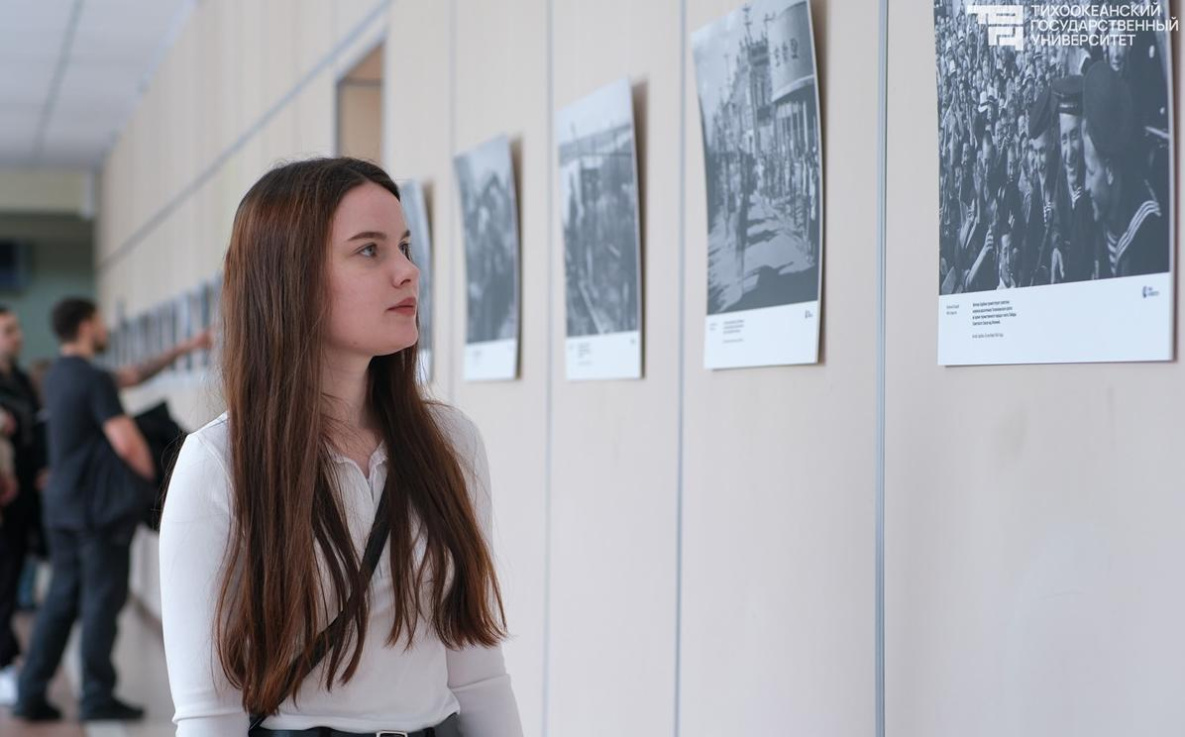 Фотовыставка «Освобождение. Мир народам» открылась в хабаровском ТОГУ