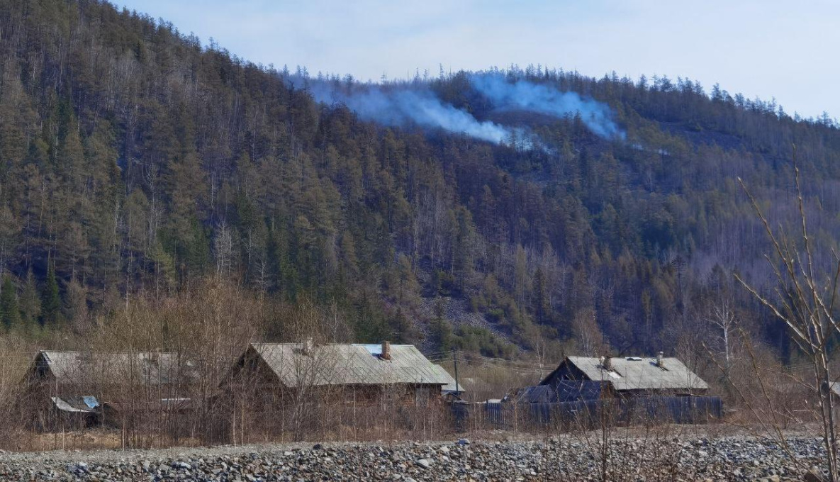 Пожарные сняли угрозу посёлку Горный в Хабаровском крае