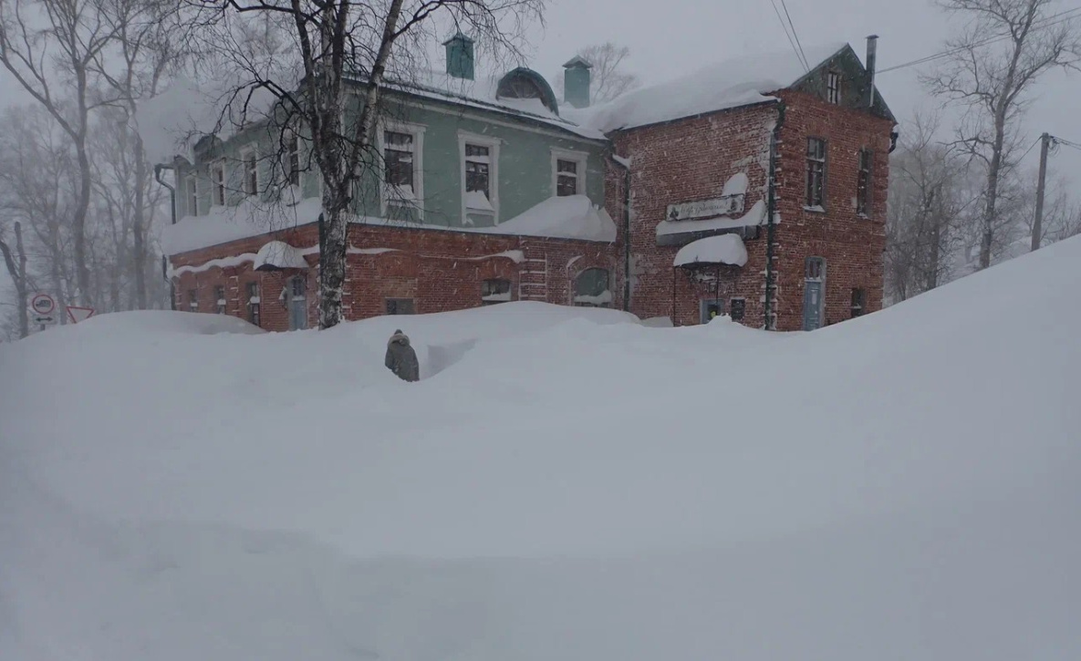 Машины-сугробы и заметённые по крыши дома: Николаевск-на-Амуре засыпало снегом
