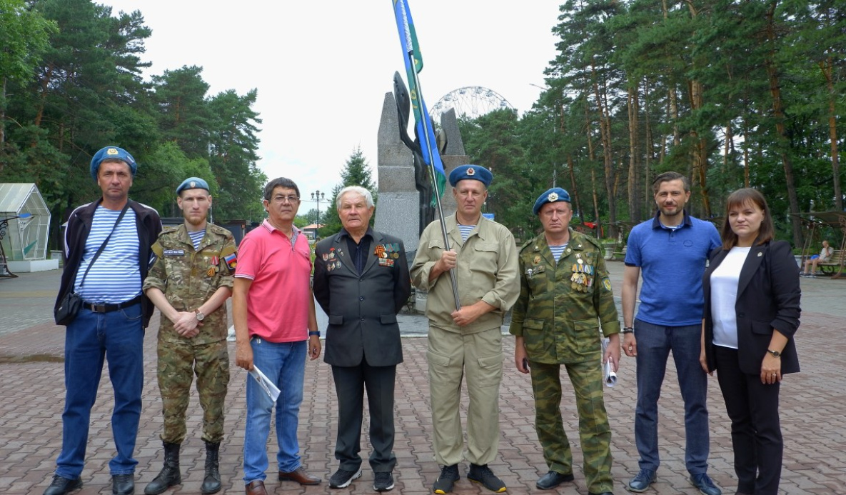 День ВДВ в Хабаровском крае отметили прыжками и цветами | 02.08.2023 |  Хабаровск - БезФормата