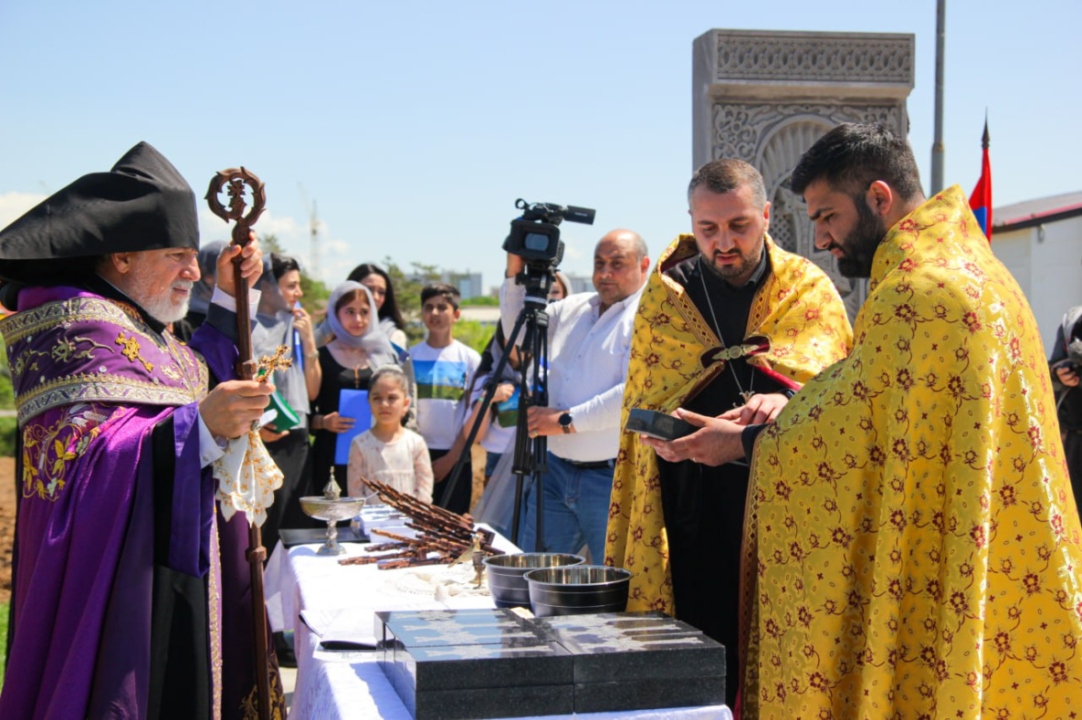 Армянский архиепископ освятил основы первого в Хабаровске апостольского храма