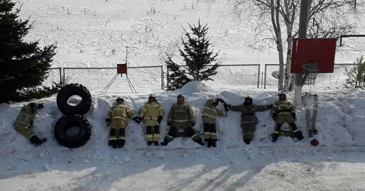 Необычное поздравление женщинам подготовили пожарные из Амурска