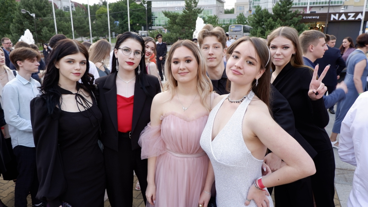 Массовый выпускной в Хабаровске собрал более 4 тысяч участников
