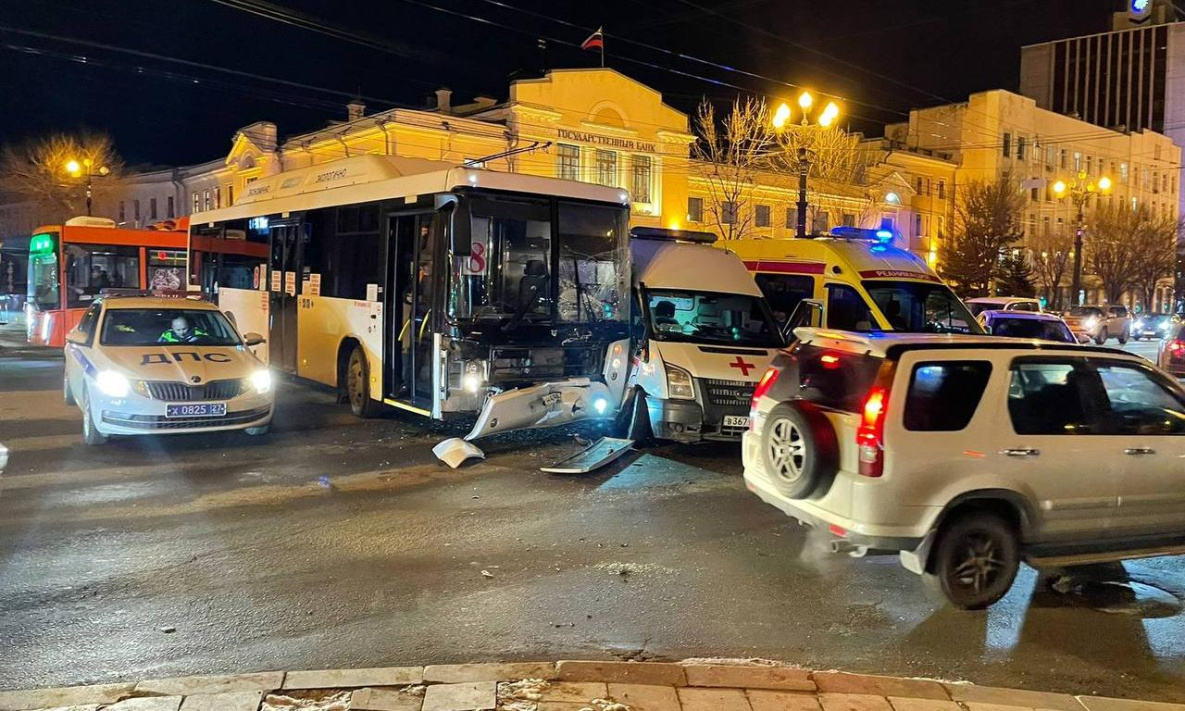 В центре Хабаровска автобус протаранил скорую помощь