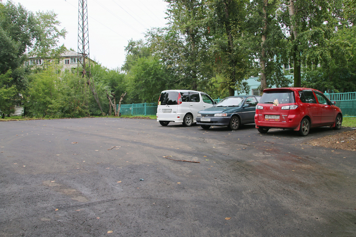 Учителя гимназии №1 в Хабаровске обзавелись собственной парковкой