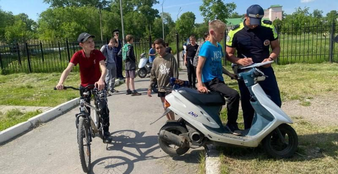 В Хабаровске взяли на учёт юных гонщиков на мопедах