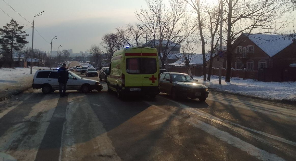 В Хабаровске машина скорой помощи столкнулась на встречной полосе с иномаркой