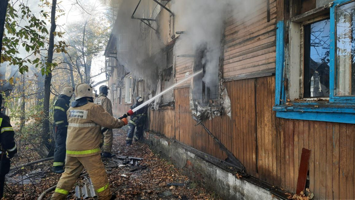 В Хабаровске женщина выпрыгнула со второго этажа из-за пожара | 14.10.2023  | Хабаровск - БезФормата