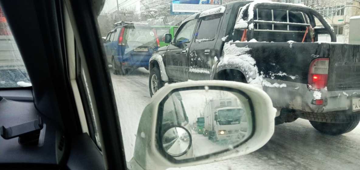 Весенний снег в Хабаровске привел к десятибалльным пробкам