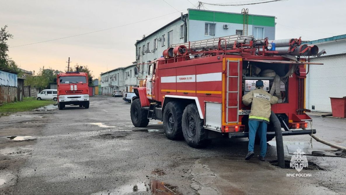 В Хабаровске сгорел склад с автозапчастями | 11.08.2023 | Хабаровск -  БезФормата