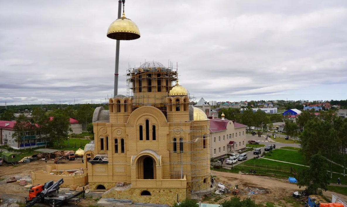 Купола и кресты установили на строящемся храме в Ванино