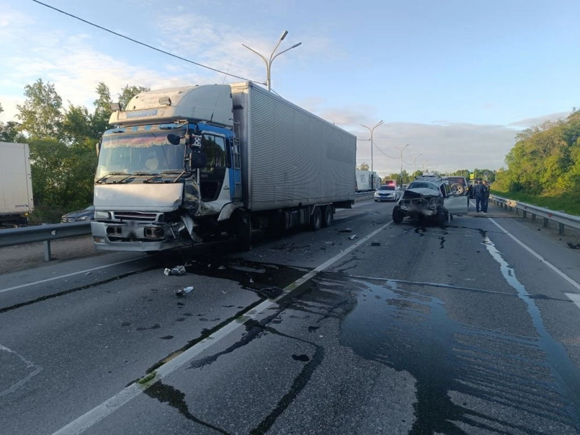 Два внедорожника и грузовик столкнулись на Амурском мосту в Хабаровске