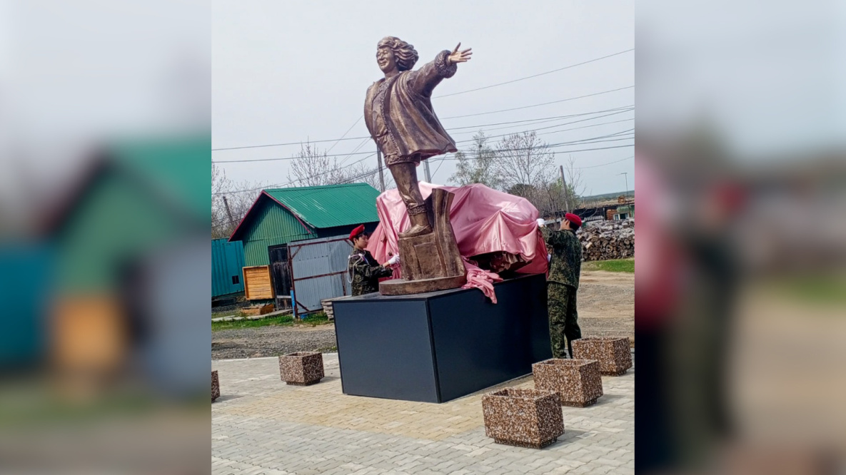 В Нанайском районе заново открыли памятник певцу Кола Бельды