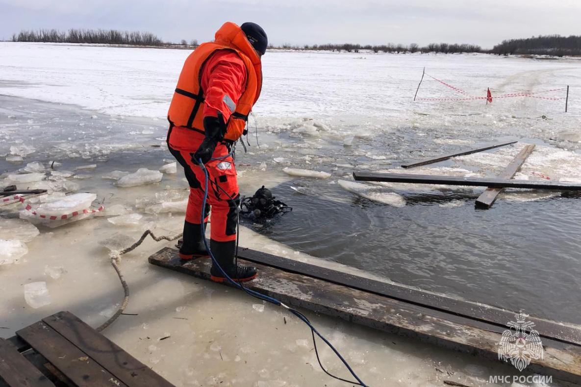 Водолазы МЧС подняли тело мужчины со дна реки вблизи Амурска