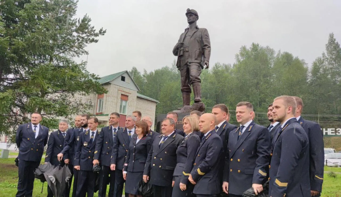 Памятник шахтёру торжественно открыли в Чегдомыне