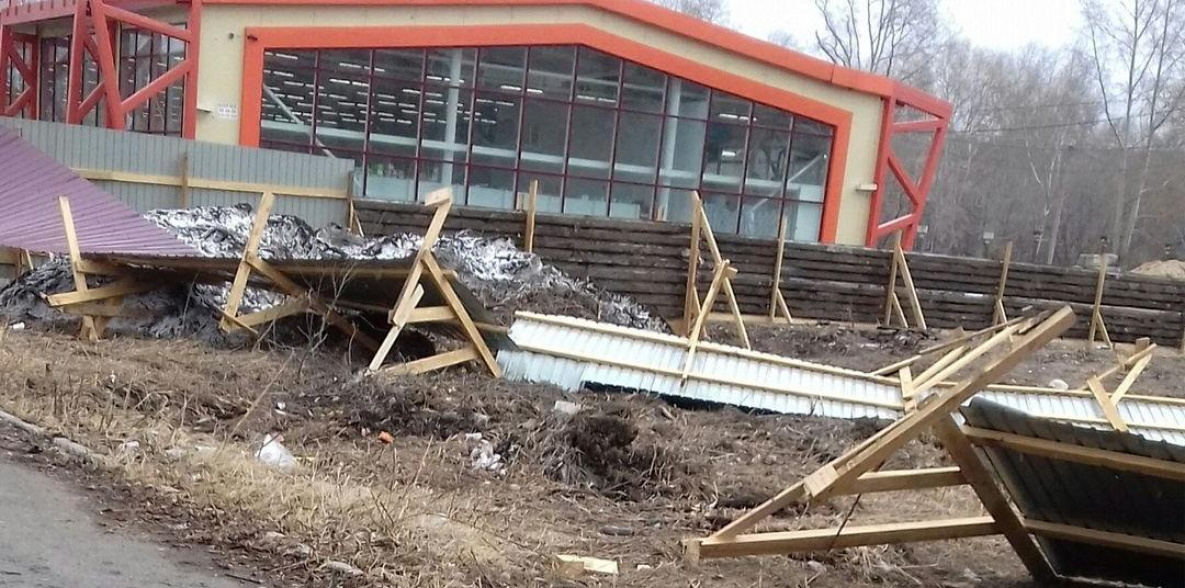 Шквальный ветер снёс заборы и вывески в Хабаровском крае