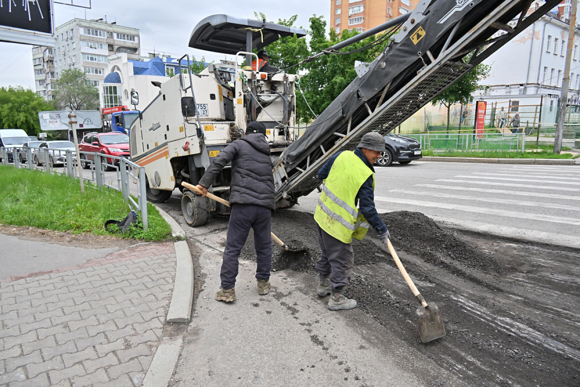 Рабочие вернулись к ямочному ремонту дорог в Хабаровске