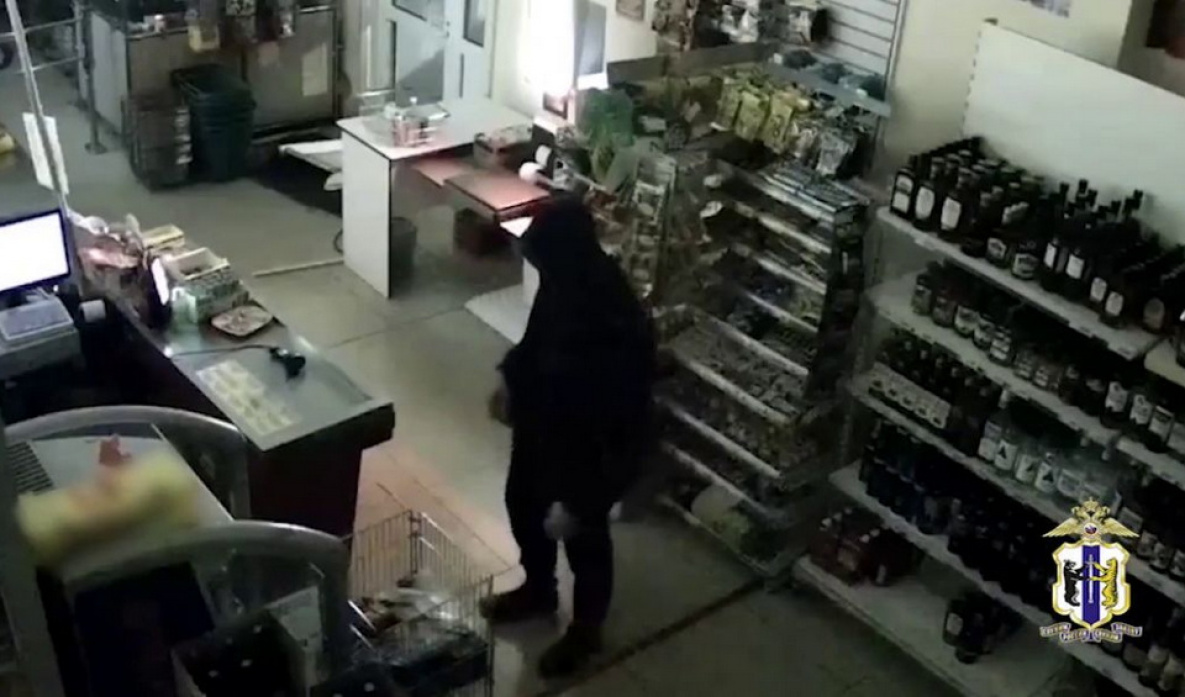 Бездомный из Комсомольска-на-Амуре взломал два магазина ради алкоголя и сигарет