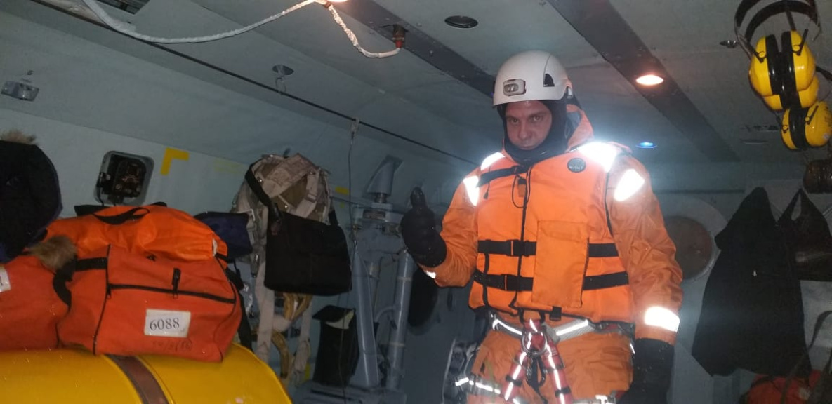 Спасательный МИ-8 доставил в Николаевск моряков с зажатого льдами судна 