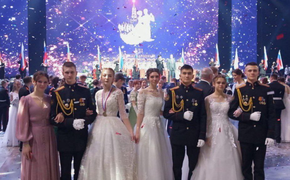 Школьники Хабаровска станцевали на международном кадетском балу в Москве