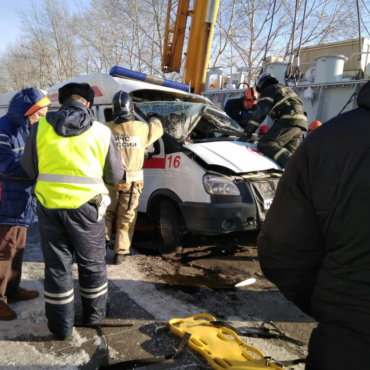 В Комсомольске трансформатор упал на «скорую помощь»