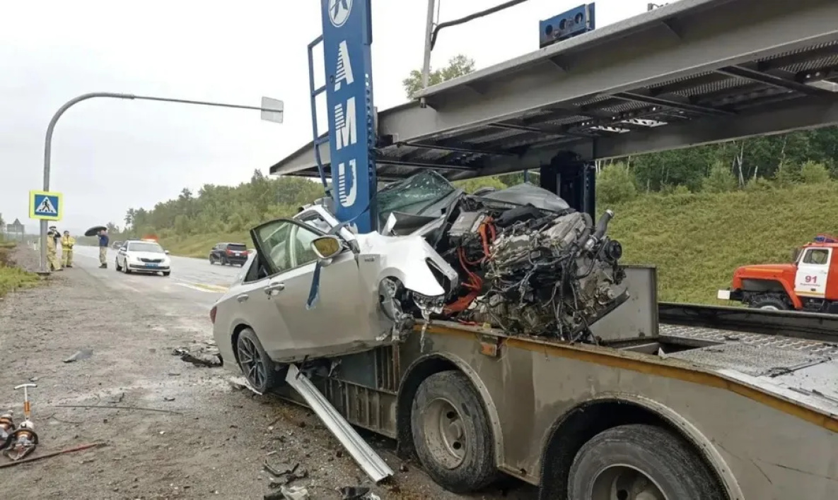 При столкновении с автовозом в Хабаровском крае погиб водитель