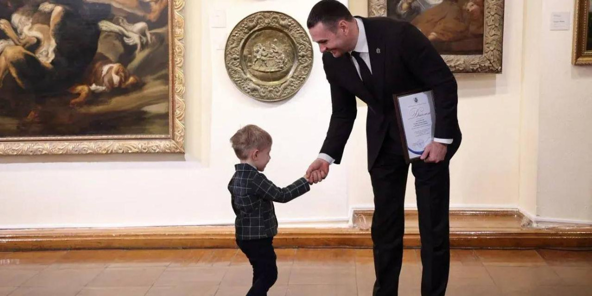 Дмитрий Демешин наградил лучшие семьи Хабаровского края в художественном музее