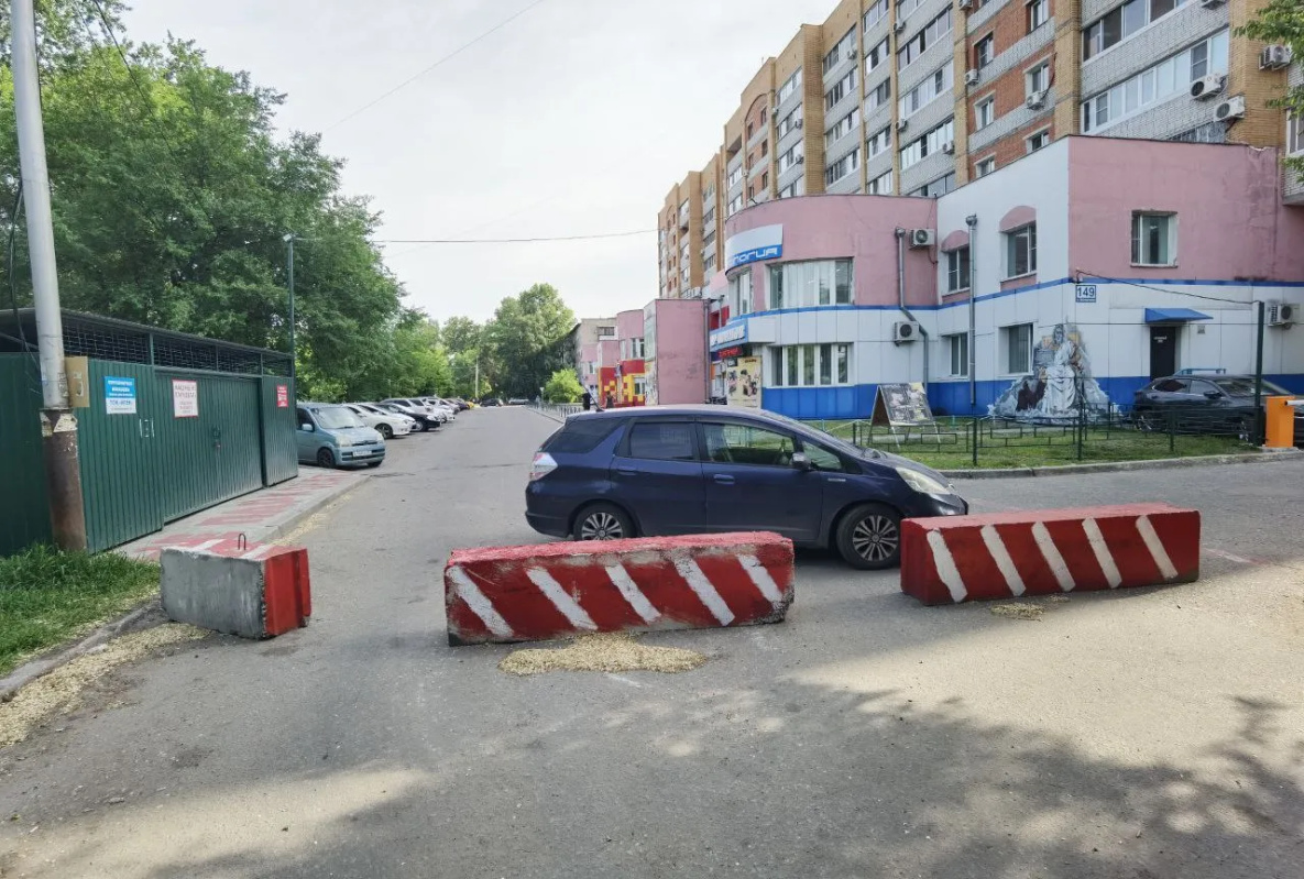 ТСЖ в Хабаровске перекрыло проезд на улицу Индустриальную