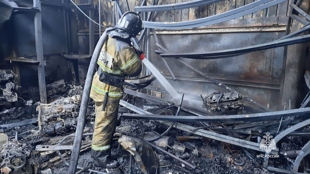 В Хабаровске сгорел склад с автозапчастями | 11.08.2023 | Хабаровск -  БезФормата