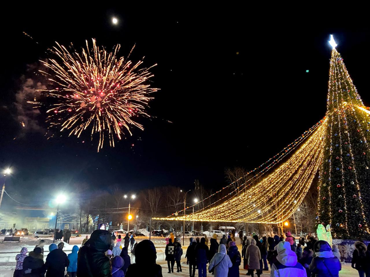 В Комсомольске-на-Амуре новогодние городки открыли с лазерным шоу