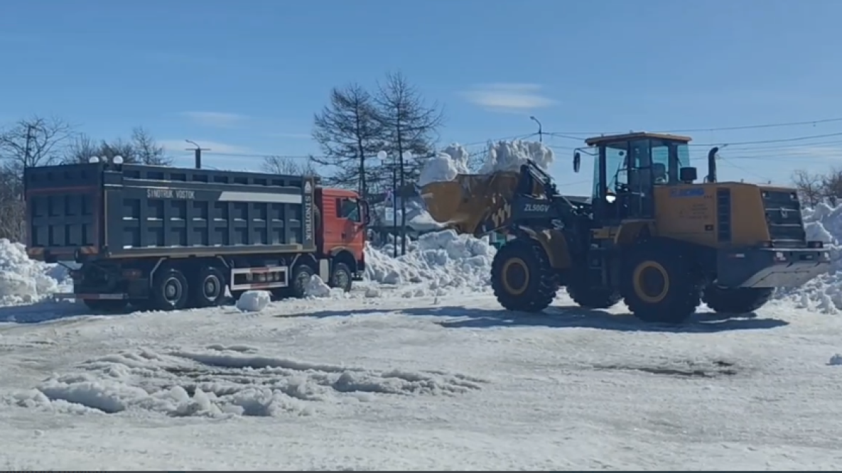 250 тонн снега сегодня вывезли с центральной площади Охотска 