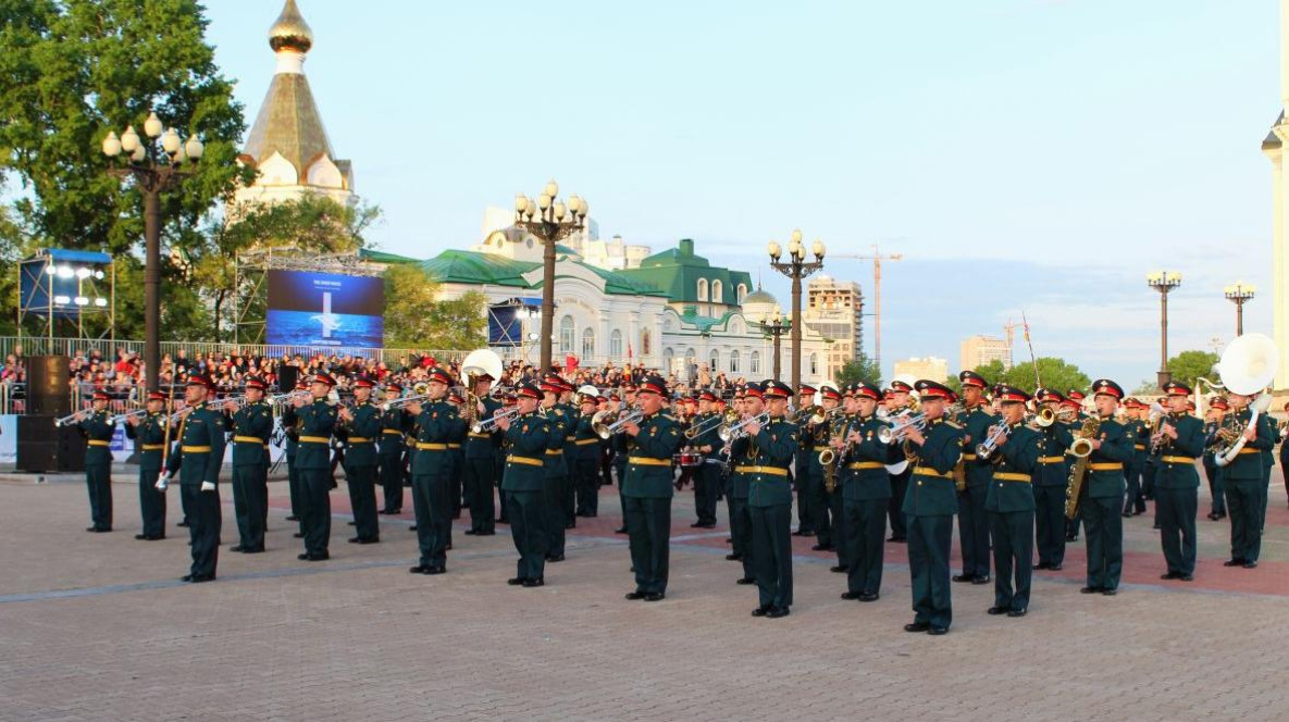 Военные оркестры начали череду уличных шоу в Хабаровске