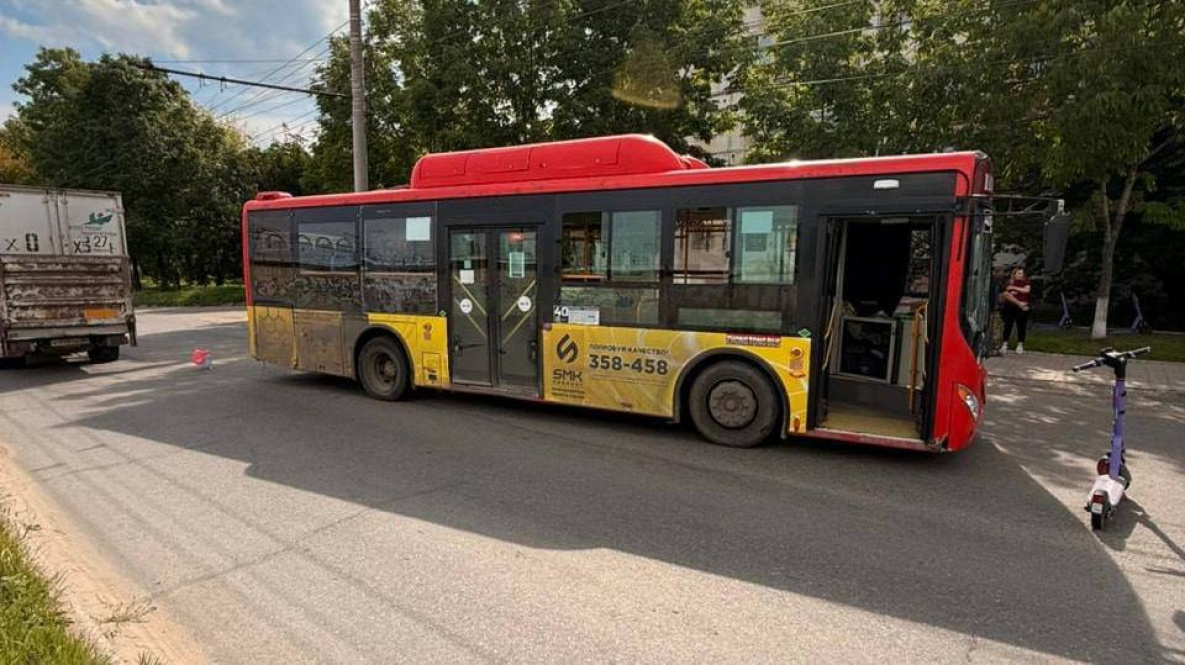 В Хабаровске подростки на электросамокате столкнулись с автобусом