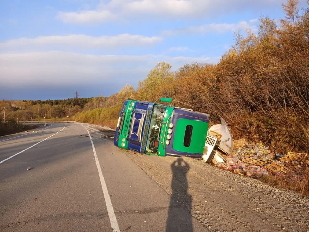 Фура с пивом перевернулась в Хабаровском крае