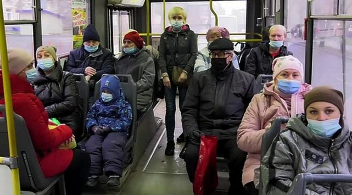 Пассажирам общественного транспорта в Хабаровске дарят маски
