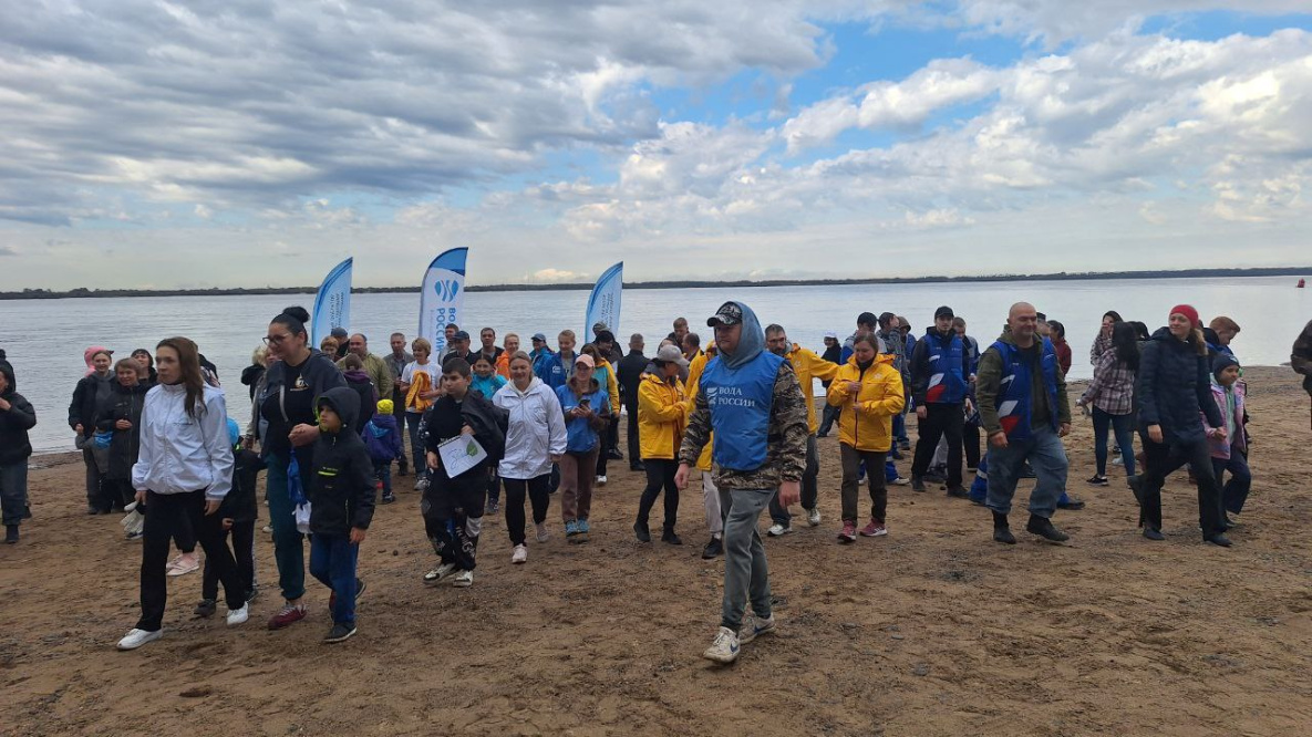 Хабаровчане прибрали берег Амура в районе завода «Дальдизель»