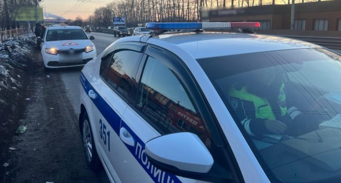 Инструктор автошколы без прав в Хабаровске доверил руль 8-летнему внуку