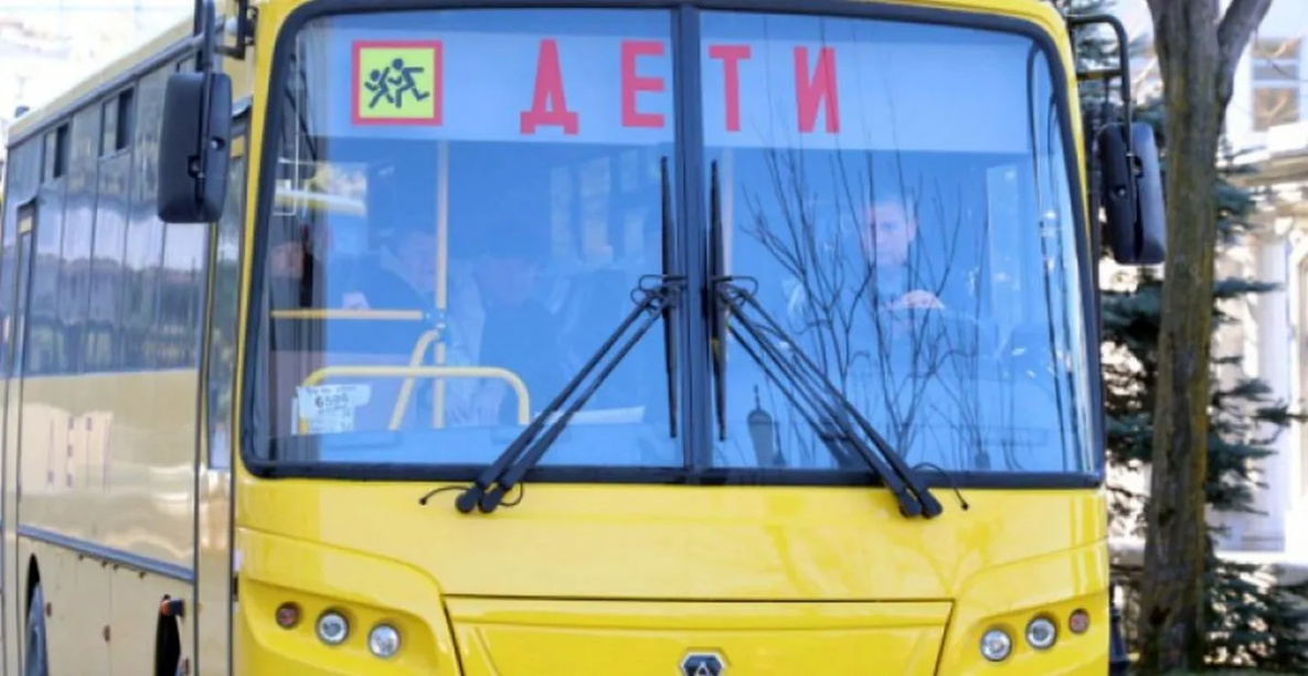Школьный автобус опрокинулся около посёлка Мухен в районе имени Лазо