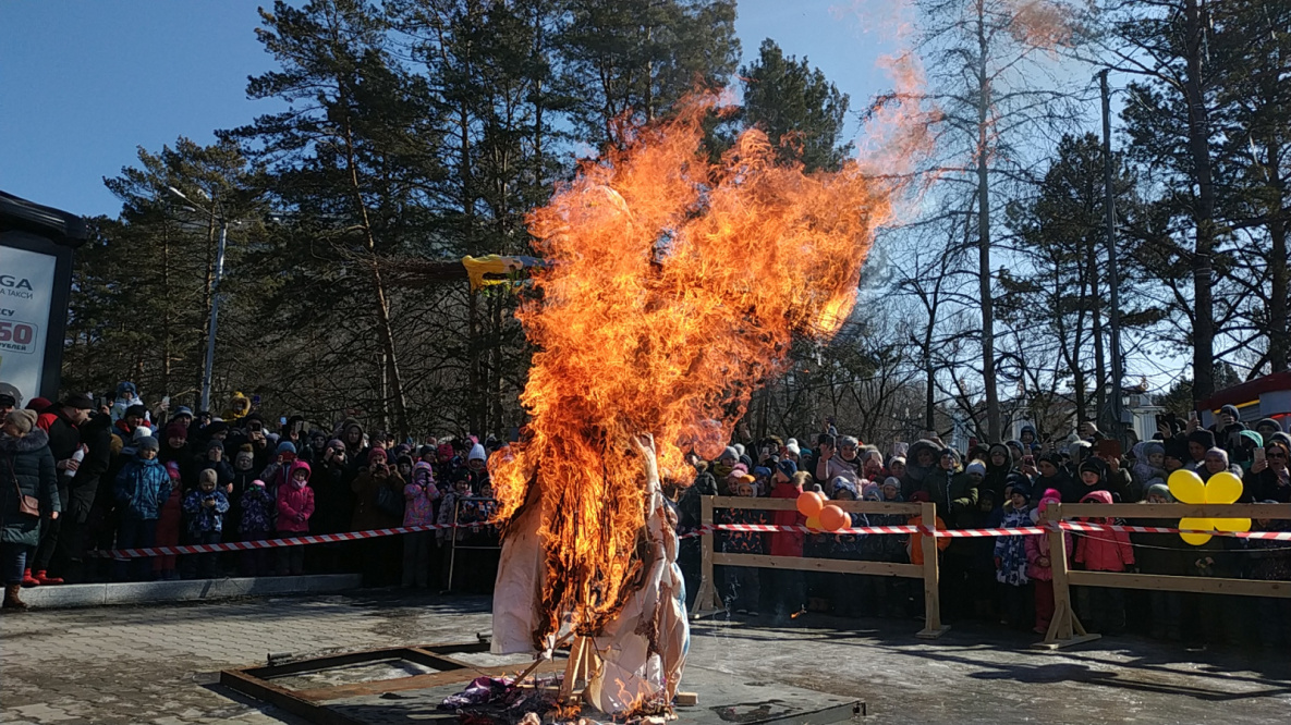 В Хабаровске проводили зиму с огоньком