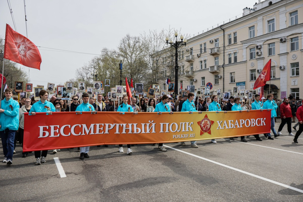 Участники «Бессмертного полка» в Хабаровске рассказали о подвигах своих предков