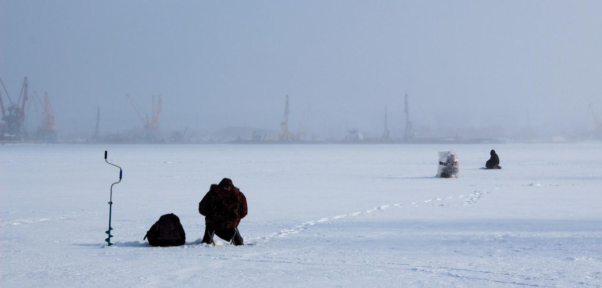 Работе ледоколов в Хабаровском крае мешают рыбаки и пешеходы