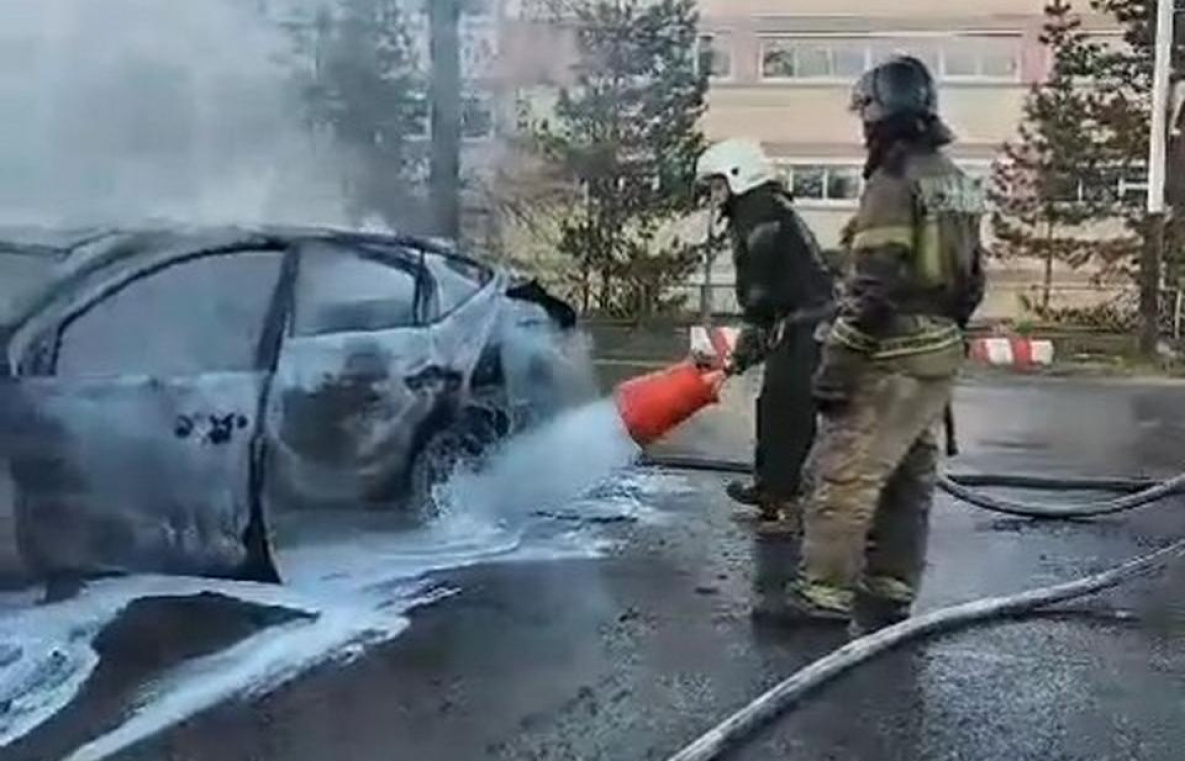 Два автомобиля столкнулись и сгорели в Хабаровске