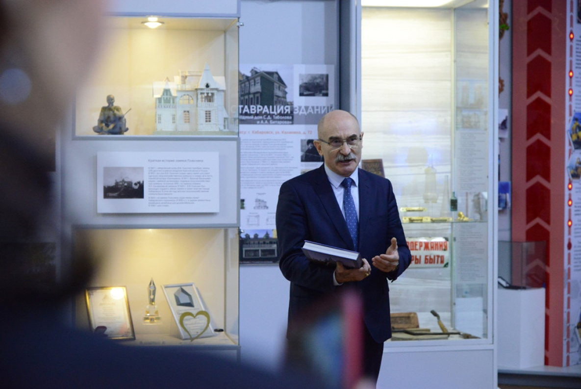 В Гродековском музее открылась выставка известного реставратора Валерия Хидирова