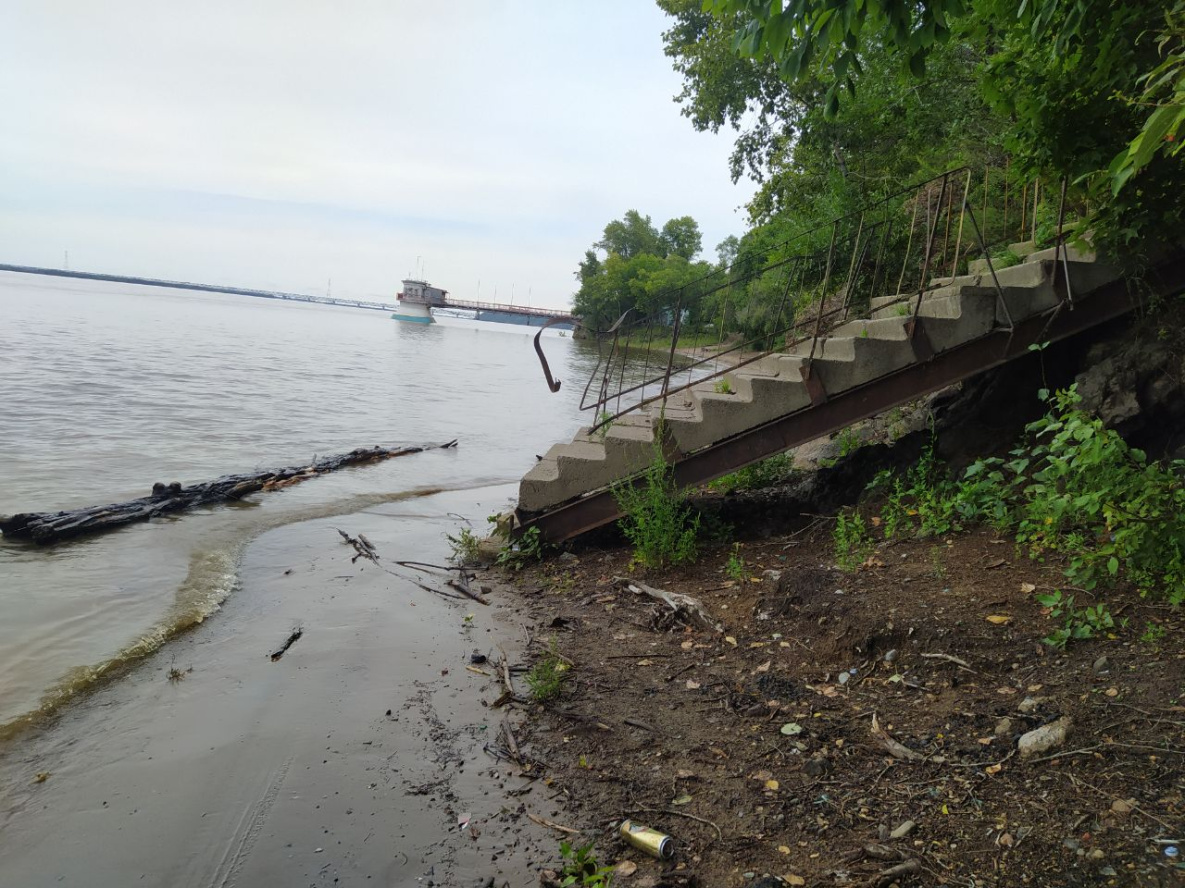 Прогноз уровень амура у хабаровска на сегодня. Глубина Амура у Хабаровска. Хабаровск затопило. Уровень Амура у Хабаровска. Левый берег Амура Хабаровск.