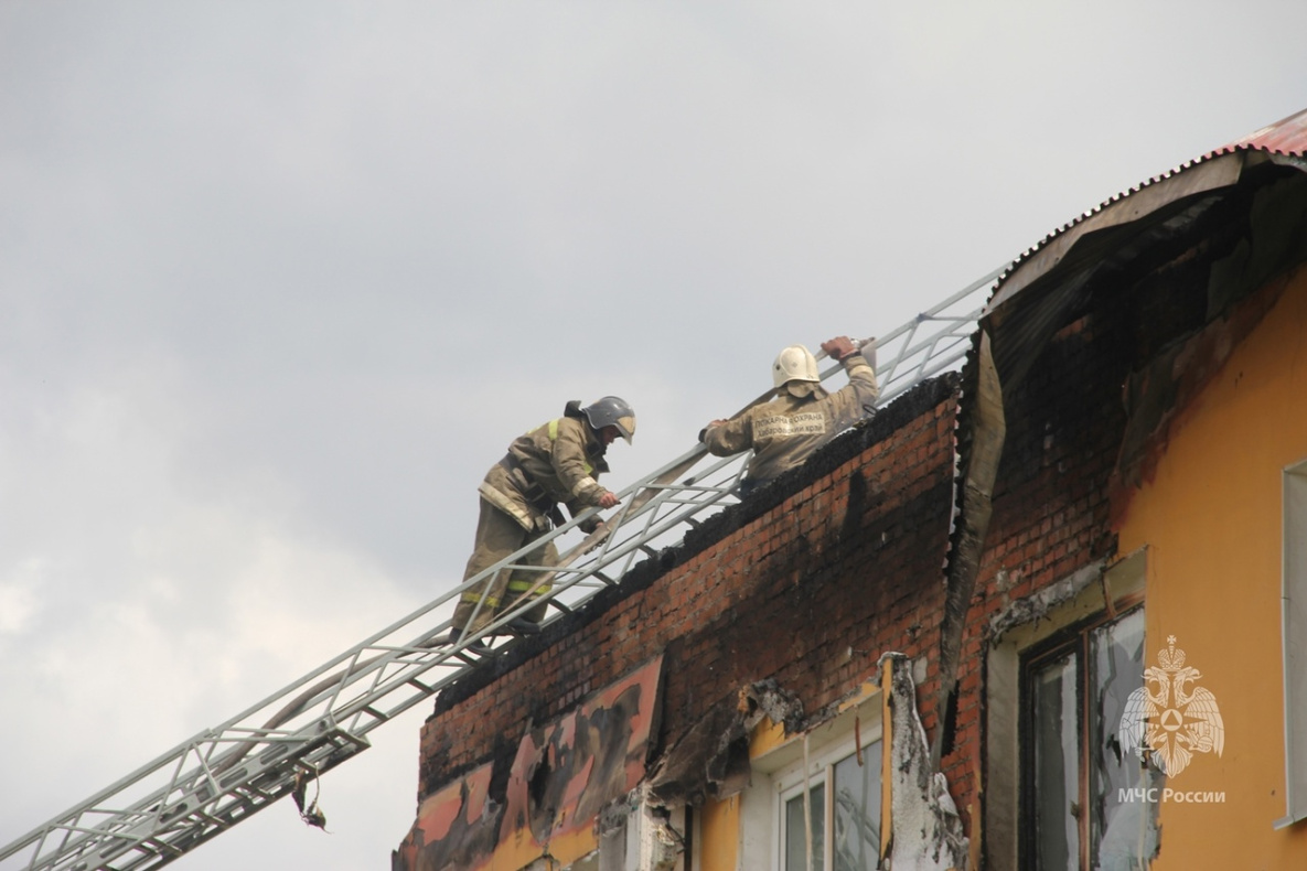 Из горевшего дома в Тополево пожарные эвакуировали 25 человек