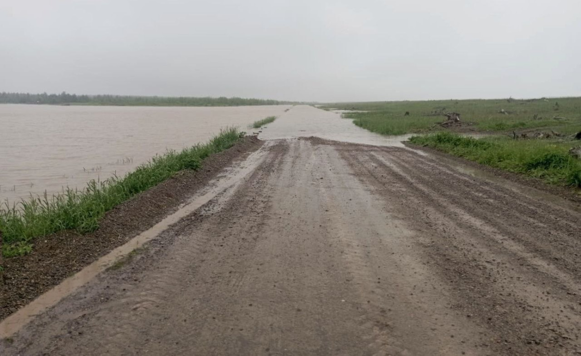 На севере Хабаровского края реки размывают дороги