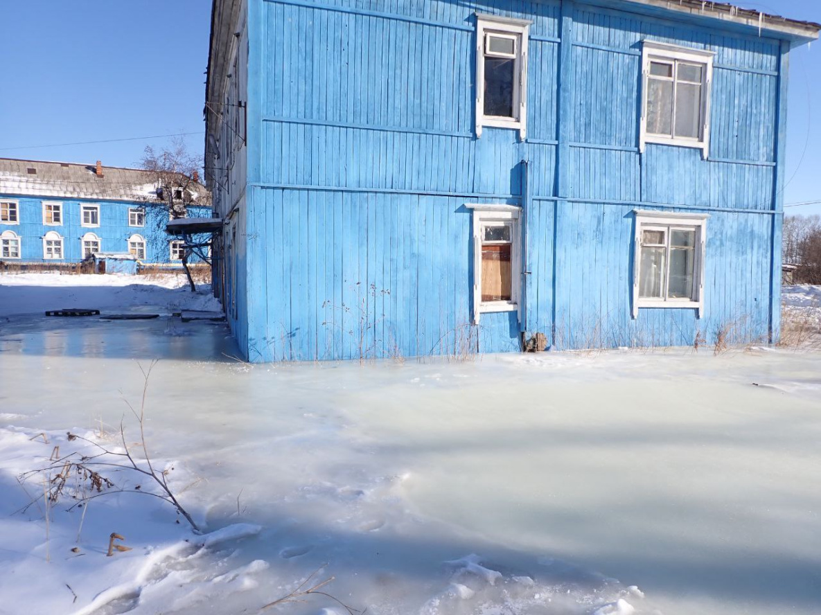 Жилой дом в Николаевске-на-Амуре зажало в ледовых тисках