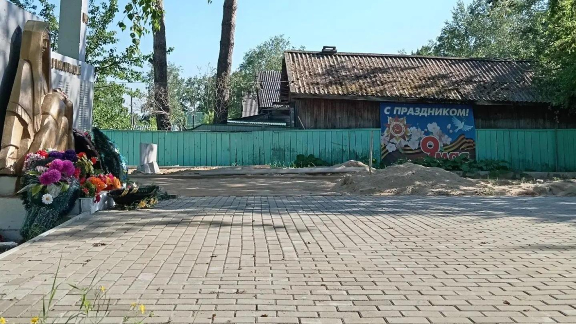 Благоустройство площади воинского мемориала начато в Мариинском Ульчского района